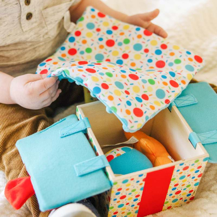 Drewniane pudełko z zabawkami sensorycznymi Wooden Surprise Gift Box Melissa & Doug