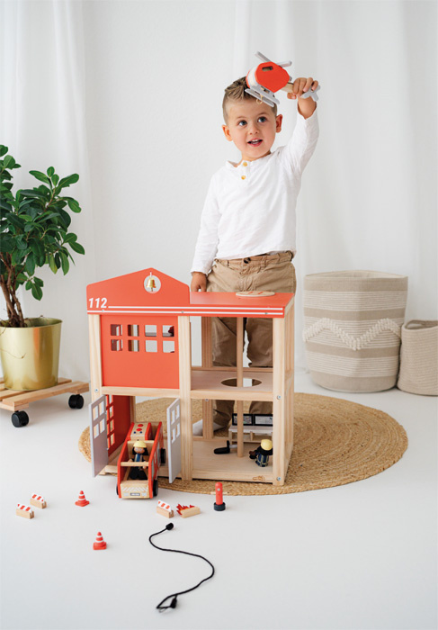 Duża drewniana remiza strażacka z akcesoriami i dźwiękiem Small Foot 