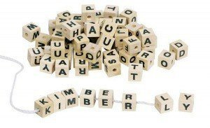 Drewniane kostki, literki do nawlekania, 300 el.