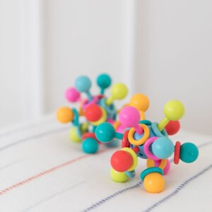 Gryzak dla dzieci Atom Manhattan Toy