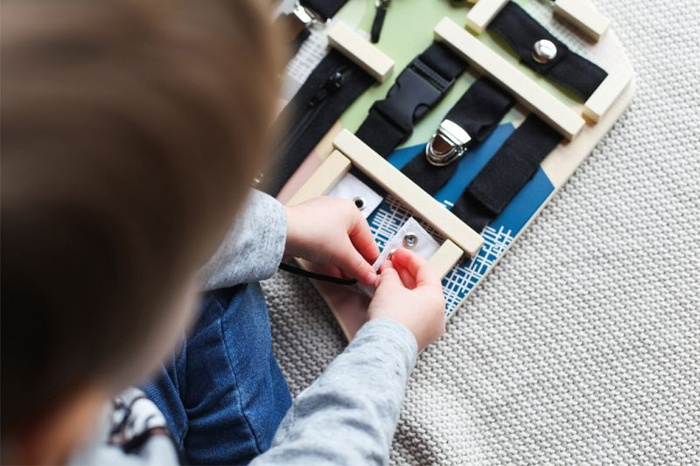 Tablica edukacyjna Zapięcia i wiązania Small Foot
