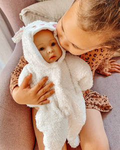 Lalka dla dzieci w miękkim ubranku z akcesoriami Owieczka Small Foot