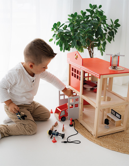 Duża drewniana remiza strażacka z akcesoriami i dźwiękiem Small Foot 