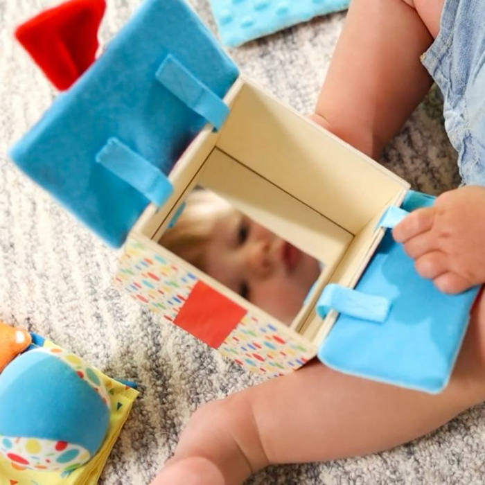 Drewniane pudełko z zabawkami sensorycznymi Wooden Surprise Gift Box Melissa & Doug