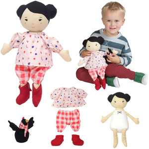 Lalka Nico z małym kurczakiem Manhattan Toy Playdate Friends