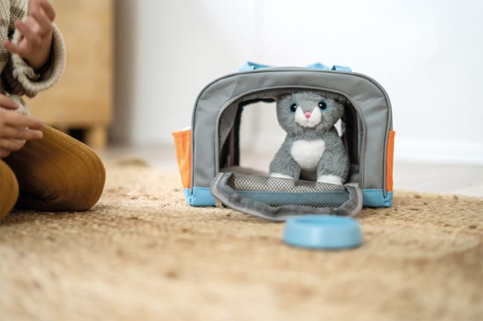 Pluszowy kotek z zestawem do pielęgnacji i torbą transportową Small Foot