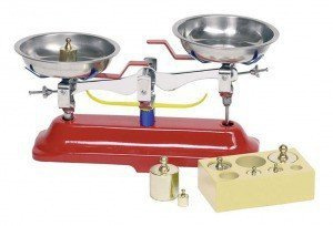 Metalowa waga z odważnikami