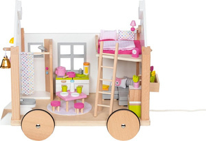 Drewniany domek dla lalek w przyczepie Goki