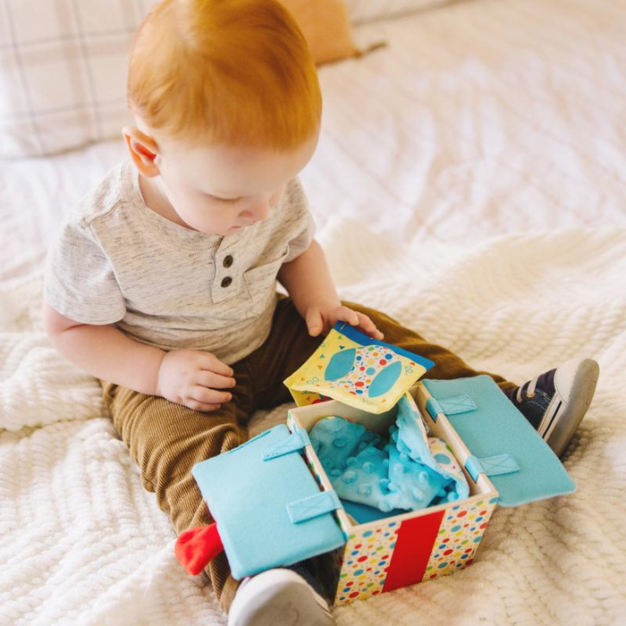 Drewniane pudełko z zabawkami sensorycznymi Wooden Surprise Gift Box Melissa & Doug