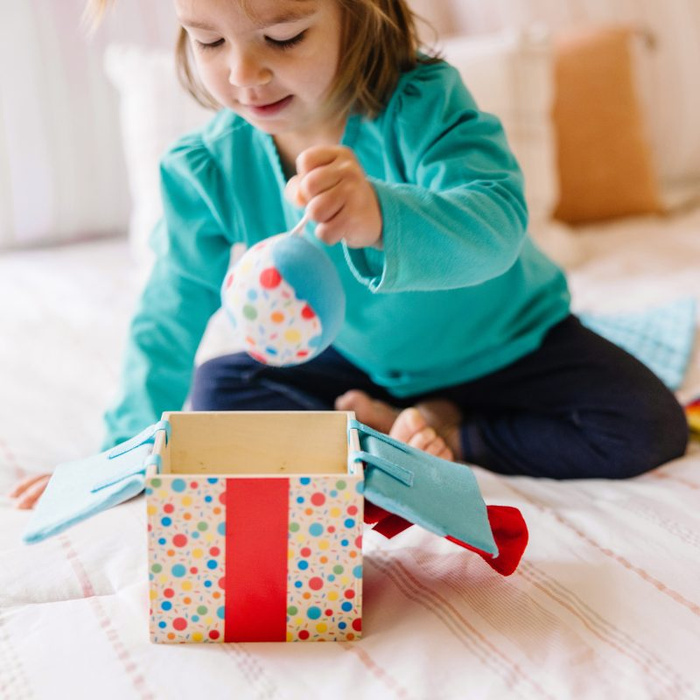 Drewniane pudełko z zabawkami sensorycznymi Wooden Surprise Gift Box Melissa & Doug