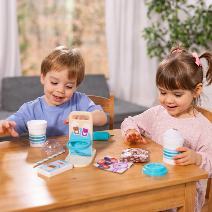 Napoje na wynos zestaw zabawkowy z wibrującym spieniaczem Hot & Cold Drinks 16 elementów Melissa & Doug